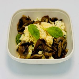 BROUILLADE D&rsquo;ŒUFS, POLENTA AUX HERBES ET CHAMPIGNONS