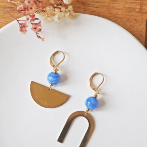 Boucles d’oreilles Gloria – Perle en verre filé – Bleu – Asymétriques