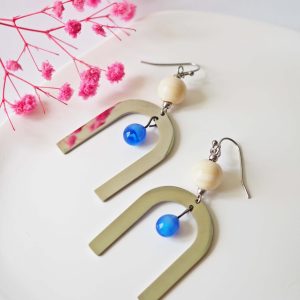 Boucles d’Oreilles NINON – Perle en verre filé – Bleu et crème